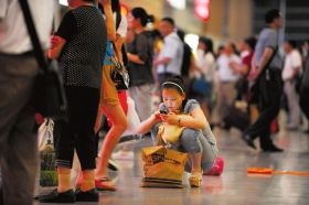 5月26日，武廣高鐵長沙南站，因為高鐵設(shè)備故障，滯留了大量旅客。圖/記者李坤