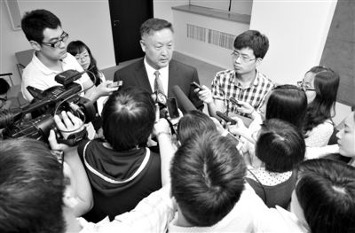 6月5日，商務(wù)部新聞辦公室召開“中歐光伏產(chǎn)品貿(mào)易摩擦”專題發(fā)布會(huì)。發(fā)布會(huì)結(jié)束后，中國機(jī)電產(chǎn)品進(jìn)出口商會(huì)會(huì)長張鈺晶接受記者采訪。新京報(bào)記者