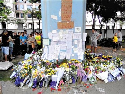 　昨日，廈門市民在BRT的橋墩下放上鮮花悼念逝者。新京報記者 郭鐵流 攝