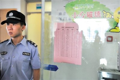 前日，廈門市解放軍174醫(yī)院重癥醫(yī)學(xué)科門口貼著在該醫(yī)院接受治療的受傷人員名單。 新華社記者 陳曄華