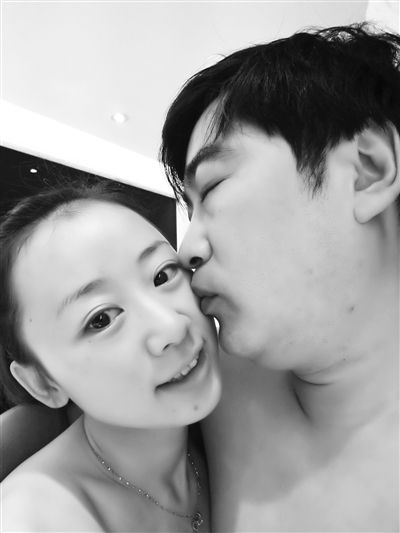 兩人合影。女當(dāng)事人供圖