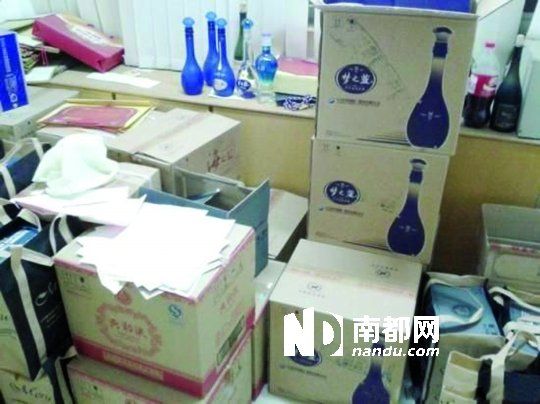　　江蘇靖江市工商局餐廳倉庫里被爆堆滿了高檔酒。
