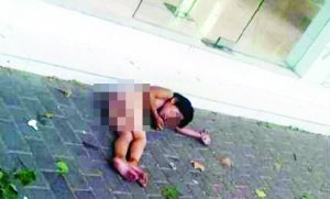 大熱天，小女孩赤身躺在馬路上