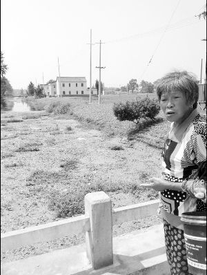 河里長滿浮萍漂著垃圾，村民有時不得已用河水應急