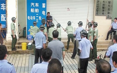 昨日，警方趕到現(xiàn)場制服嫌疑人何某。