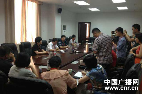 試卷原件展示前向媒體說明情況，并要求媒體不能拍照或攝像