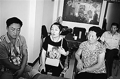 6日，祁某（左一）和家人在富平縣城的親戚家等兩個(gè)孩子的消息《新京報(bào)》供圖