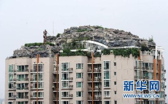 位于北京市海淀區(qū)白石橋路45號人濟(jì)山莊小區(qū)B棟樓頂?shù)募偕絼e墅（8月12日攝）。