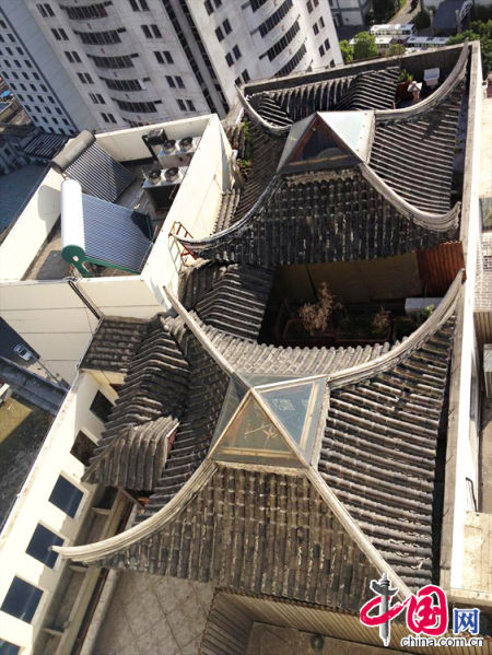 2013年8月14日，江蘇蘇州蘇州市三香大廈高樓18層樓頂東側(cè)陽(yáng)臺(tái)上的“蘇州園林”式別墅，兩座涼亭和兩道回廊，飛檐翹角，一派蘇州園林的氣勢(shì)。中國(guó)網(wǎng)圖片庫(kù)李俊鋒攝影
