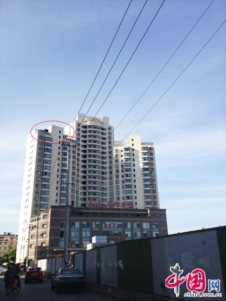 2013年8月14日，江蘇蘇州蘇州市三香大廈高樓18層樓頂東側(cè)陽(yáng)臺(tái)上的“蘇州園林”式別墅，兩座涼亭和兩道回廊，飛檐翹角，一派蘇州園林的氣勢(shì)。中國(guó)網(wǎng)圖片庫(kù)李俊鋒攝影