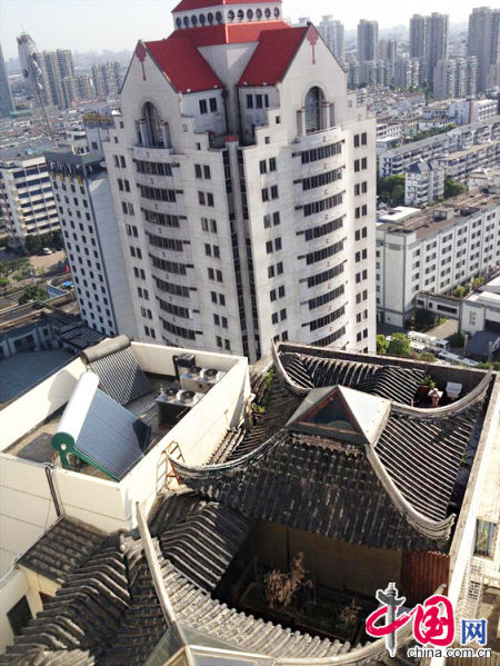 2013年8月14日，江蘇蘇州蘇州市三香大廈高樓18層樓頂東側(cè)陽(yáng)臺(tái)上的“蘇州園林”式別墅，兩座涼亭和兩道回廊，飛檐翹角，一派蘇州園林的氣勢(shì)。中國(guó)網(wǎng)圖片庫(kù)李俊鋒攝影