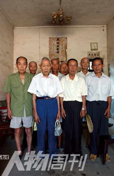 2003年5月，湖南攸縣農(nóng)村的8位志愿軍老兵。10年后回訪時(shí)，其中6人已悄然逝去
