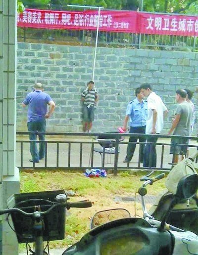 小偷被五花大綁捆在小區(qū)門前的墻壁上示眾。 網(wǎng)友羅先生 攝
