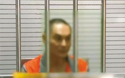 涉嫌窩藏罪的李明在接受訊問。