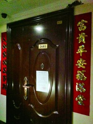 拆除公告昨天仍貼在2605號大門上。