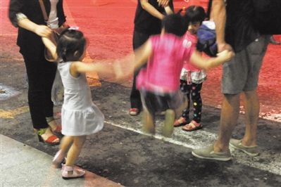 2012年8月1日晚，北京兒童醫(yī)院，三個(gè)來(lái)自廊坊的小女孩在玩耍，她們都被幼兒園老板性侵害。本版攝影/新京報(bào)記者 尹亞飛