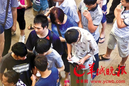 挎腰包的“黃?！狈职l(fā)一輪“任務(wù)”后，自己也開始整理“炒號”簽條