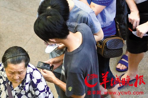 排隊的“黃?！备魇謭?zhí)一疊白紙，上面寫好了要掛號的人的信息，包括姓名、電話、要掛的科室等。穿黑白花紋衣服的老婆婆正在排隊掛號