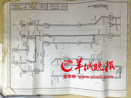 舉報人洪先生稱，里面標注“100”（圖紙默認單位為毫米）的地方，均按照13厘米的鋼筋間距施工
