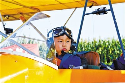 8月31日，5歲半“裸跑弟”從河北固安駕駛飛機(jī)飛越北京野生動物園。圖/CFP