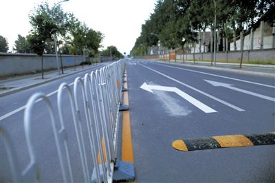 樓梓莊路東，飚車的路已經(jīng)安裝了隔離護欄和減速帶。新京報記者