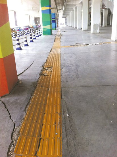 在溫嶺火車站架空層，由于沉降產(chǎn)生的裂縫到處可見。