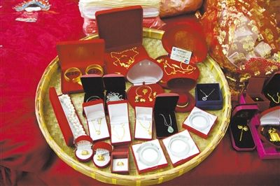10月1日，王小姐在廣東汕頭舉行婚禮，她的彩禮包括3個玉鐲、多個金戒指及一張銀行卡。新京報記者 吳振鵬 攝