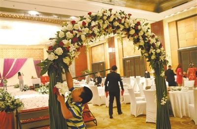 10月5日，北京萬達索菲特酒店，婚宴剛剛結(jié)束。新人介紹，一場婚宴花掉父母20萬元。新京報記者 尹亞飛 攝