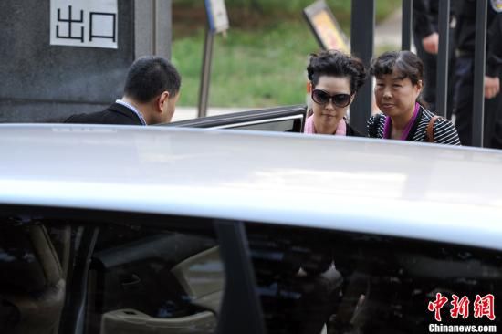 圖為宣判結(jié)束后夢鴿面無表情走出海淀法院，乘車離開。