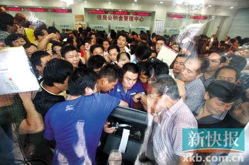 千余名濟(jì)南市民擁擠在排號(hào)機(jī)前搶號(hào)準(zhǔn)備搶提公積金。 CFP供圖(資料圖)