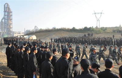 10月12日，貴陽，觀山湖區(qū)控拆違指揮部組織2500余人到金華鎮(zhèn)上鋪村空山壩，對54棟違法建筑進(jìn)行