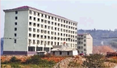 10月23日，長沙市岳麓區(qū)蓮花鎮(zhèn)云蓋村村委會的辦公大樓。  實習(xí)記者 李健 攝