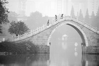10月28日，市民走在合肥市霧霾籠罩的公園里。新華社發(fā)