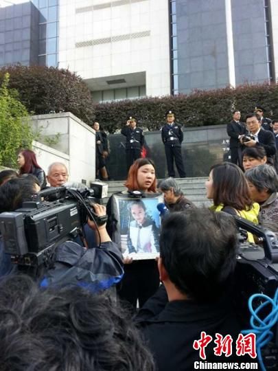 法院外，死者祁某的家人正在接受媒體采訪。 田雯 攝