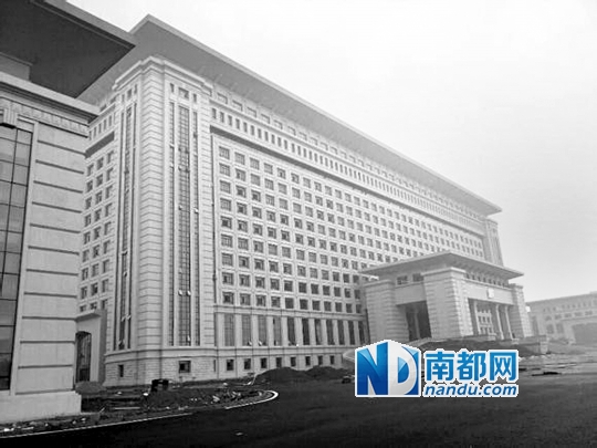 圖片顯示，湖南攸縣新建的發(fā)展中心樓群氣派，廣場(chǎng)龐大。 圖片來(lái)源：天涯論壇