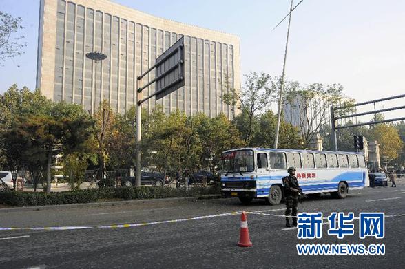 這是11月6日拍攝的一輛爆炸中受損的公交車停在現(xiàn)場(chǎng)。