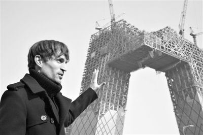 2008年2月，建筑師奧雷·舍人在中央電視臺(tái)新址大樓的工地外。圖/CFP