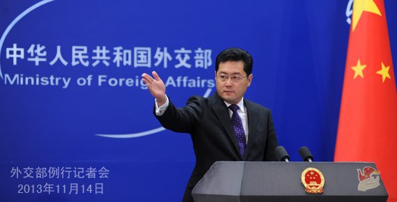 2013年11月14日，外交部發(fā)言人秦剛主持例行記者會(huì)。