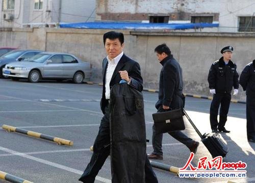 庭審當(dāng)日，李某某辯護(hù)律師張起淮匆匆趕到北京市一中院    人民網(wǎng)記者 翁奇羽攝