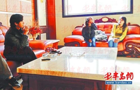 鄱陽(yáng)湖鄉(xiāng)村大酒店內(nèi)，兩個(gè)本地男子帶著兩個(gè)外籍女子給記者
