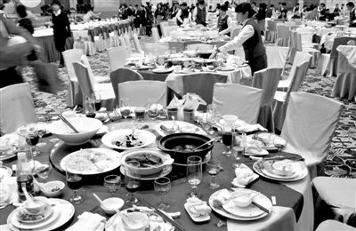 今年1月20日，一國(guó)企在廣州一家五星級(jí)酒店擺了70桌。臨近年底，在中央“嚴(yán)抓四風(fēng)”背景下，北京國(guó)企機(jī)