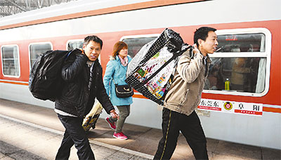 農(nóng)民工從阜陽坐火車去東莞打工。