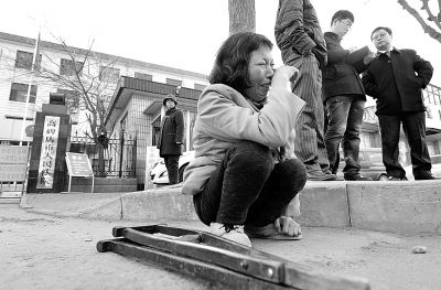 從法院出來以后，家屬和律師正在商量案情，夏鳳各在旁想著想著忍不住哭起來