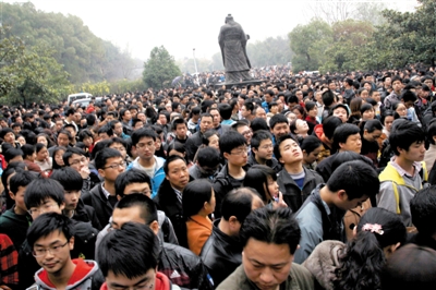 去年3月16日，武漢華中科技大學(xué)，“北約”、“華約”、“卓越”聯(lián)盟自主招生選拔考試湖北考點，考生等待進場。 圖/CFP