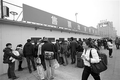 1月6日，北京站搭建完畢的臨時售票處已經投入使用。今年春運期間，北京鐵路局共開設售票窗口3421個，同比增加150個。新京報記者