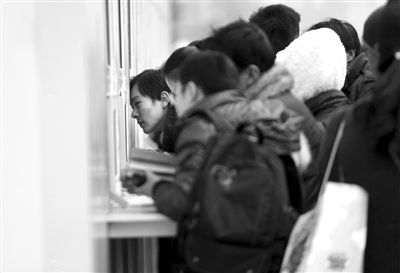 1月6日，旅客在北京站臨時售票處排隊購票。新京報記者