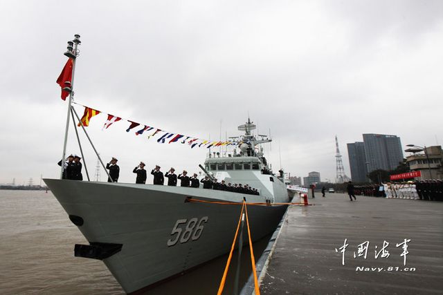 1月8日，某新型導(dǎo)彈護(hù)衛(wèi)艦吉安艦入列海軍東海艦隊(duì)命名授旗儀式現(xiàn)場(chǎng)。新華社發(fā)