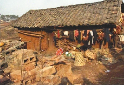 在村小的教室里,吉覺阿呷幫低年級學生削鉛筆。記者 張文攝