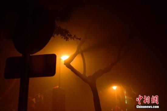 1月31日凌晨，市民行走在煙霧繚繞的南京街頭。當天是農(nóng)歷馬年正月初一，南京有限開禁燃放煙花爆竹正逢下霧天，空氣的不流通致使煙花爆竹燃燒后產(chǎn)生的顆粒物不能及時散開，造成整座城市煙霧繚繞。據(jù)當?shù)丨h(huán)保部門發(fā)布的信息顯示，空氣質(zhì)量屬重度污染。中新社發(fā) 泱波 攝