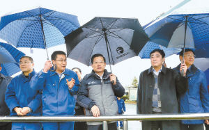 2月7日，省委書記強衛(wèi)冒雨在江西銅業(yè)集團調(diào)研。記者 梁振堂 攝